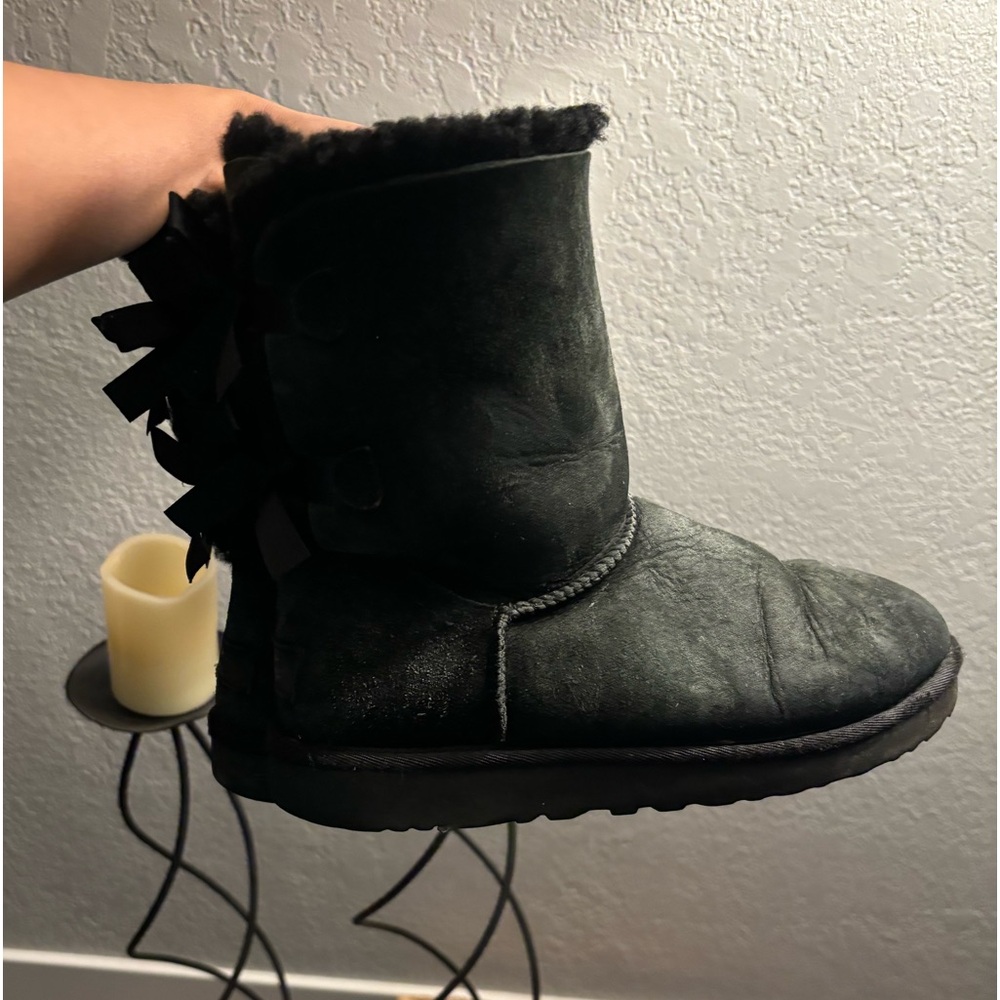 These are UGG Women’s Bow Bailey’s size 8
